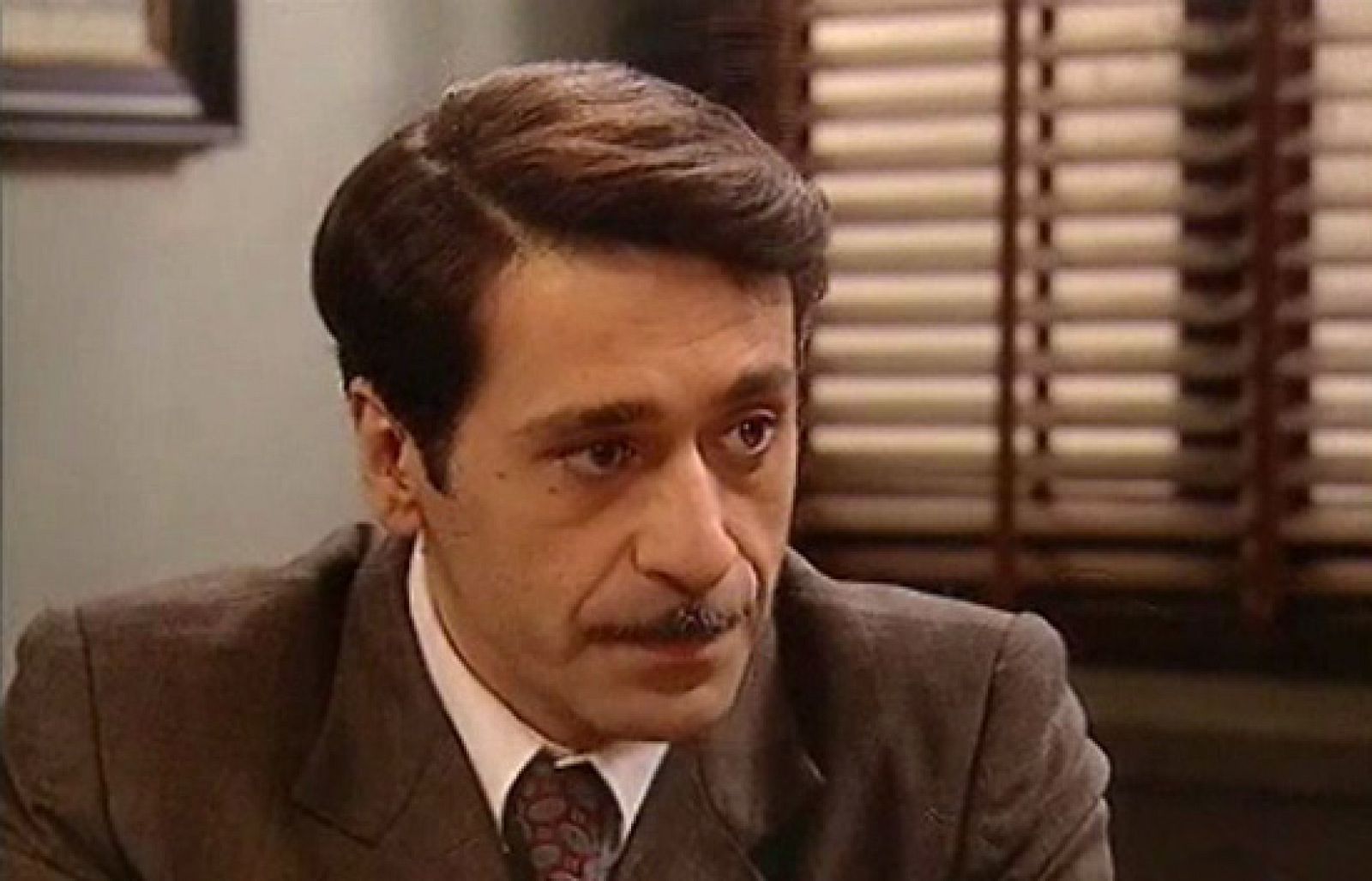 Amar - Mauricio le cuenta a Héctor sus sospechas sobre el padre Gaitán - Amar en tiempos revueltos | Ver