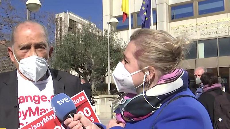 'Soy mayor, no idiota': la campaña para acudir al banco sin necesidad de usar las nuevas tecnologías