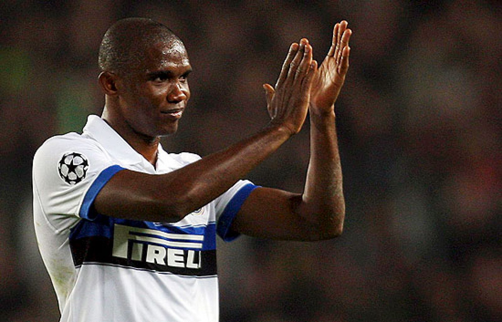 Eto'o se lleva la ovación del Camp Nou