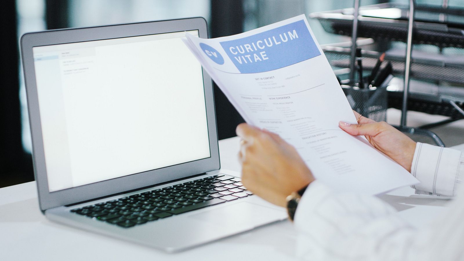 Aquí hay trabajo - 8 cosas que miran los reclutadores en tu currículum - ver ahora