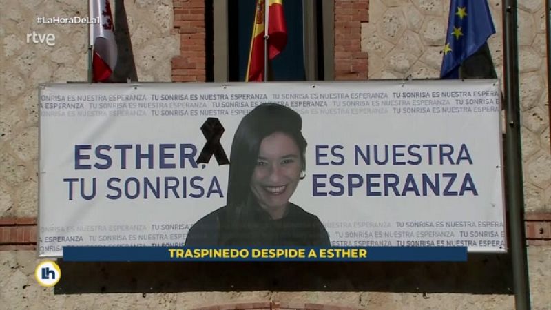 Amigos y vecinos han querido acompañar a la familia de Esther López en el último adiós a la joven