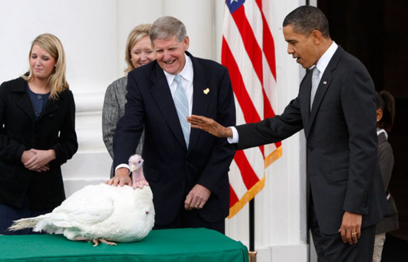 Obama cumple con la tradición de Acción de Gracias e indulta a un pavo llamado Coraje | Ver