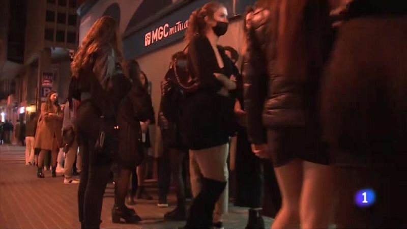 Llargues cues i entrades esgotades a les discoteques
