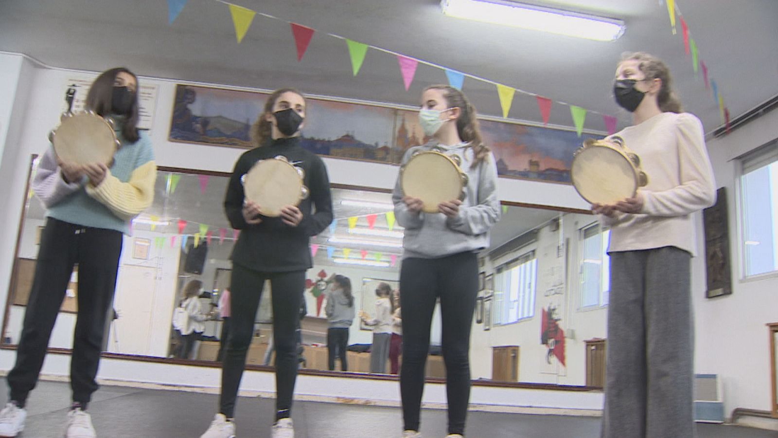 Medra a demanda de pandeiretas e de clases de muiñeira polo 'efecto Tanxugueiras'