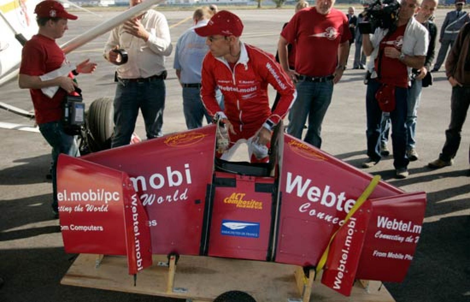 El suizo Yves Rossy intenta volar desde Marruecos a España con sus alas a reacción | Ver
