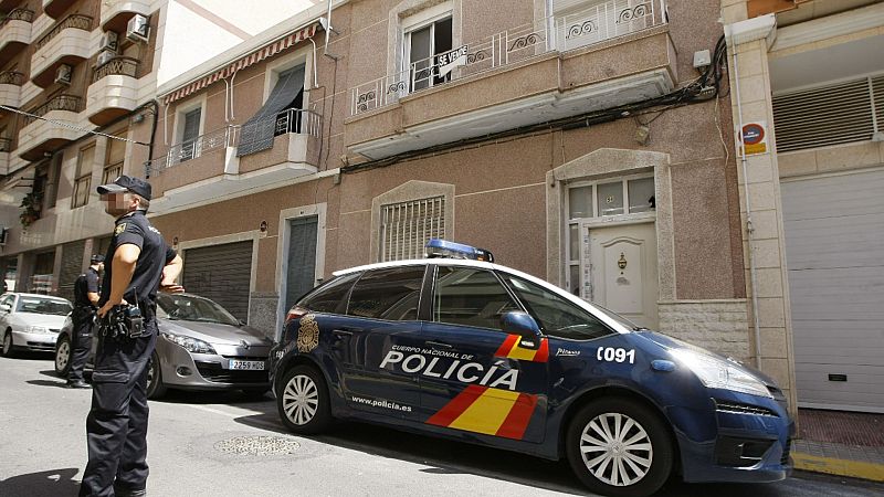 Elche | Un joven de 15 años mata a sus padres y a su hermano - Informativo 24h | Ver