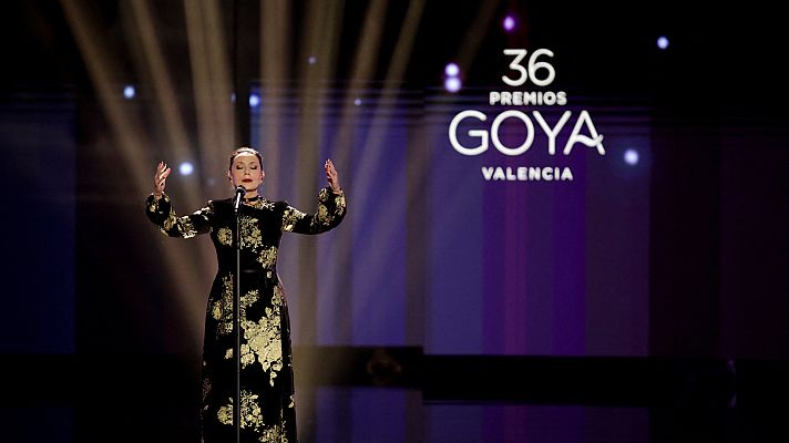 Premios Goya - Luz Casal interpreta 'Negra sombra' en un emotivo homenaje a los fallecidos este año