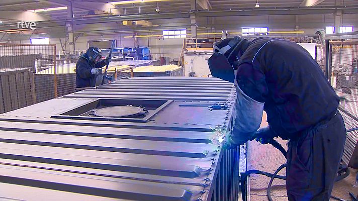 Aquí hay trabajo - En una fábrica de contenedores