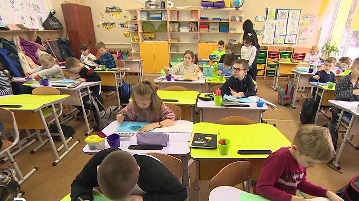 Telediario 1 - Los colegios ucranianos siguen el curso al margen de la crisis por una posible invasión rusa