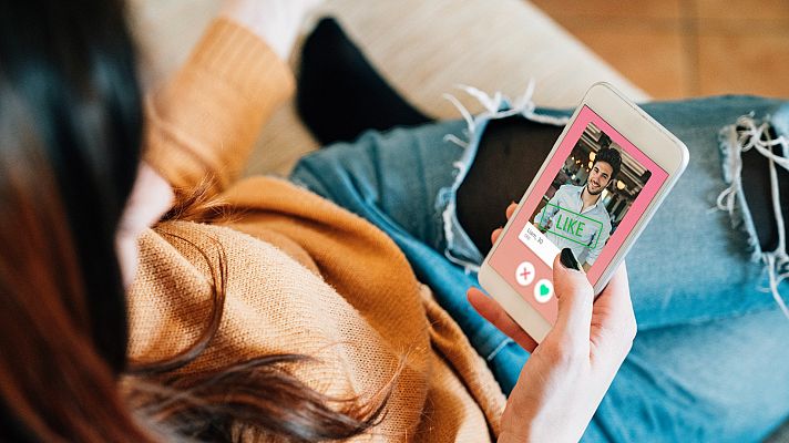 Telediario 1 - Las aplicaciones de citas y el "amor líquido": "Saltamos de una persona a otra"