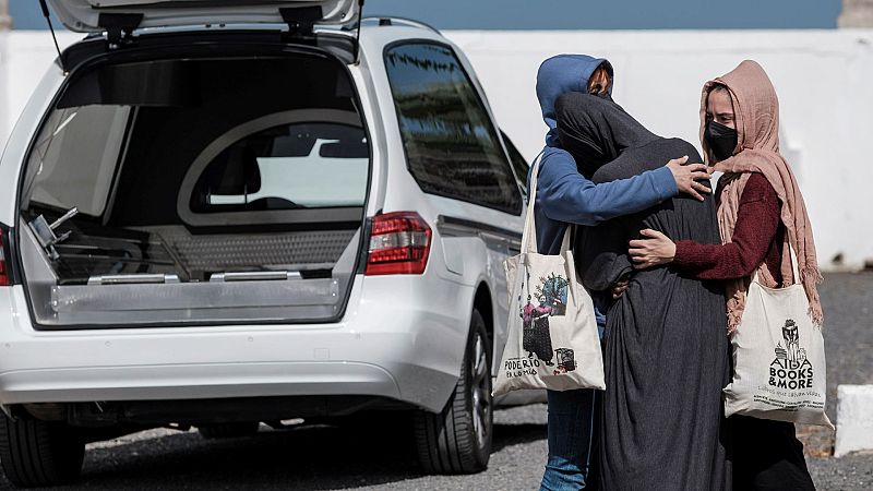 Entierran niña que murió en una patera hace siete meses | Ver