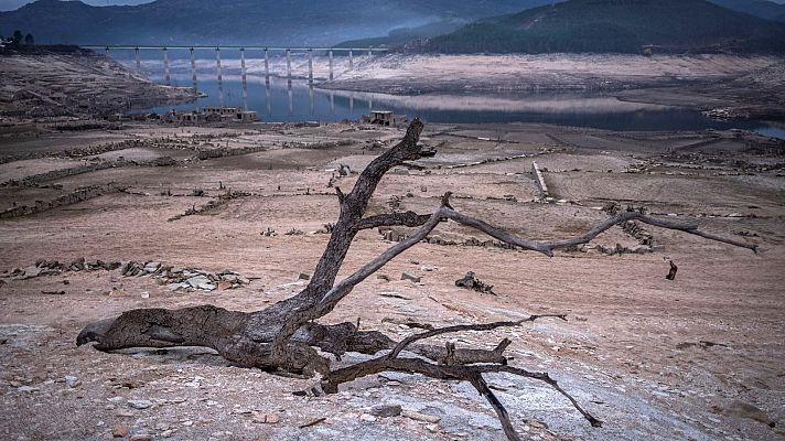 Telediario 1 - La falta de precipitaciones provoca la escasez de agua en los embalses: "Tendría que llover durante semanas"