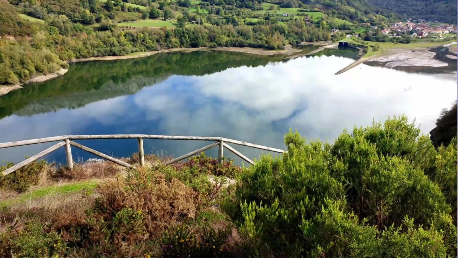 Nevadas en el Pirineo. Intervalos de viento fuerte en el litoral de Galicia, Cantábrico, bajo Ebro y Ampurdán - ver ahora