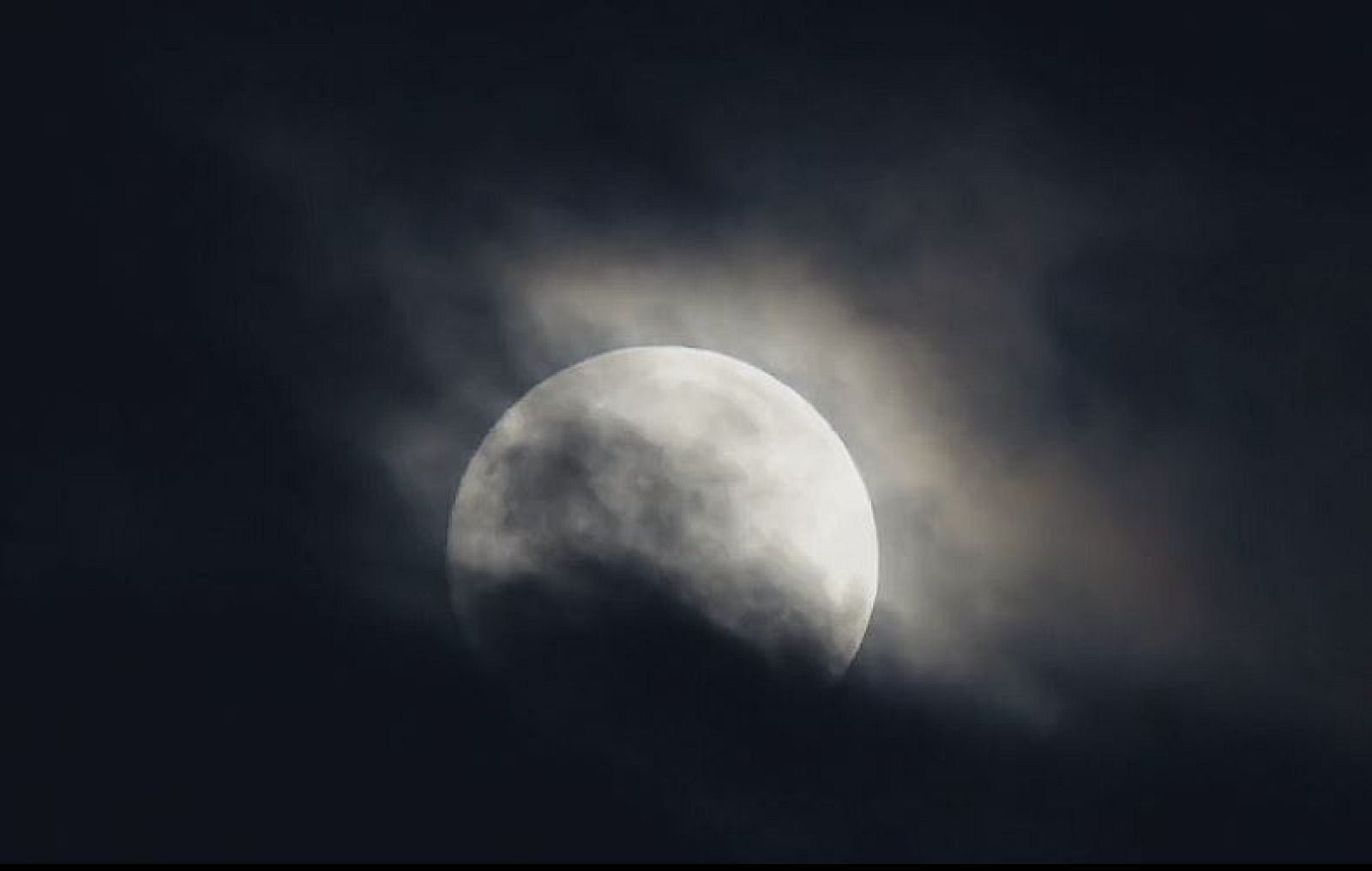 La lluna plena entre núvols a Sant Agustí de Lluçanès | Emili Vilamala | Ver