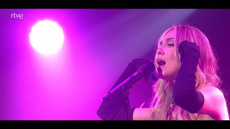 Actuación de Ana Mena - 'Las tres Puertas'