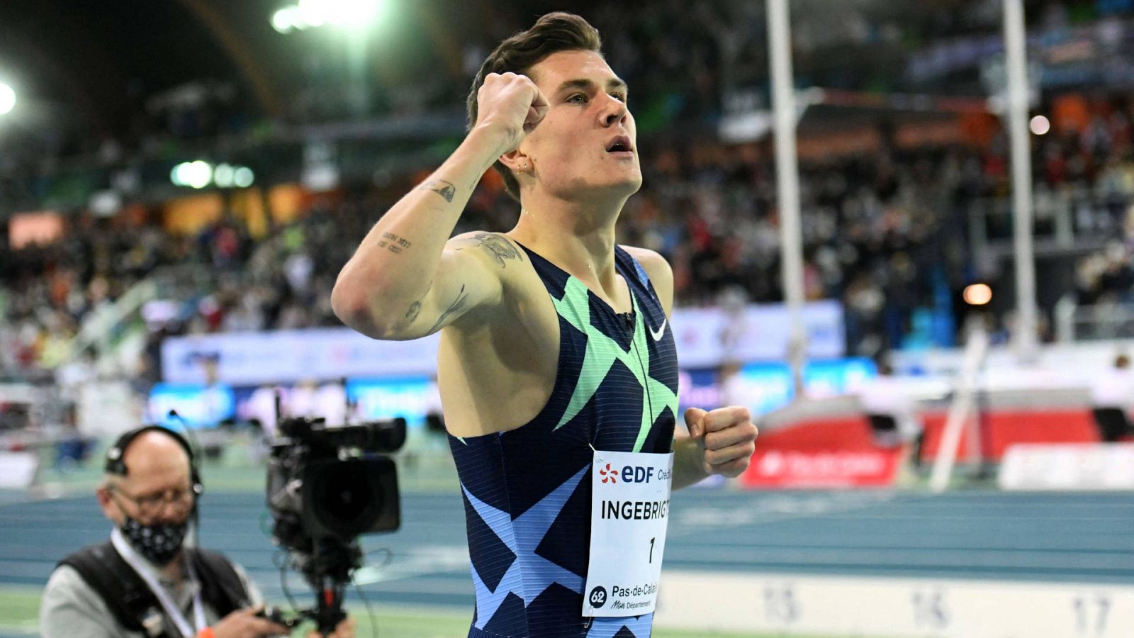 Jakob Ingebrigtsen bate el récord del mundo en pista cubierta de los 1.500 -- Ver ahora