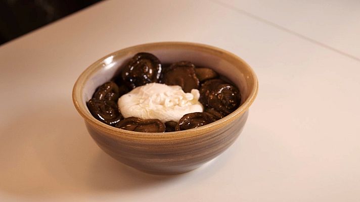 Raíces, la historia de Carlos Maldonado - Setas con huevo