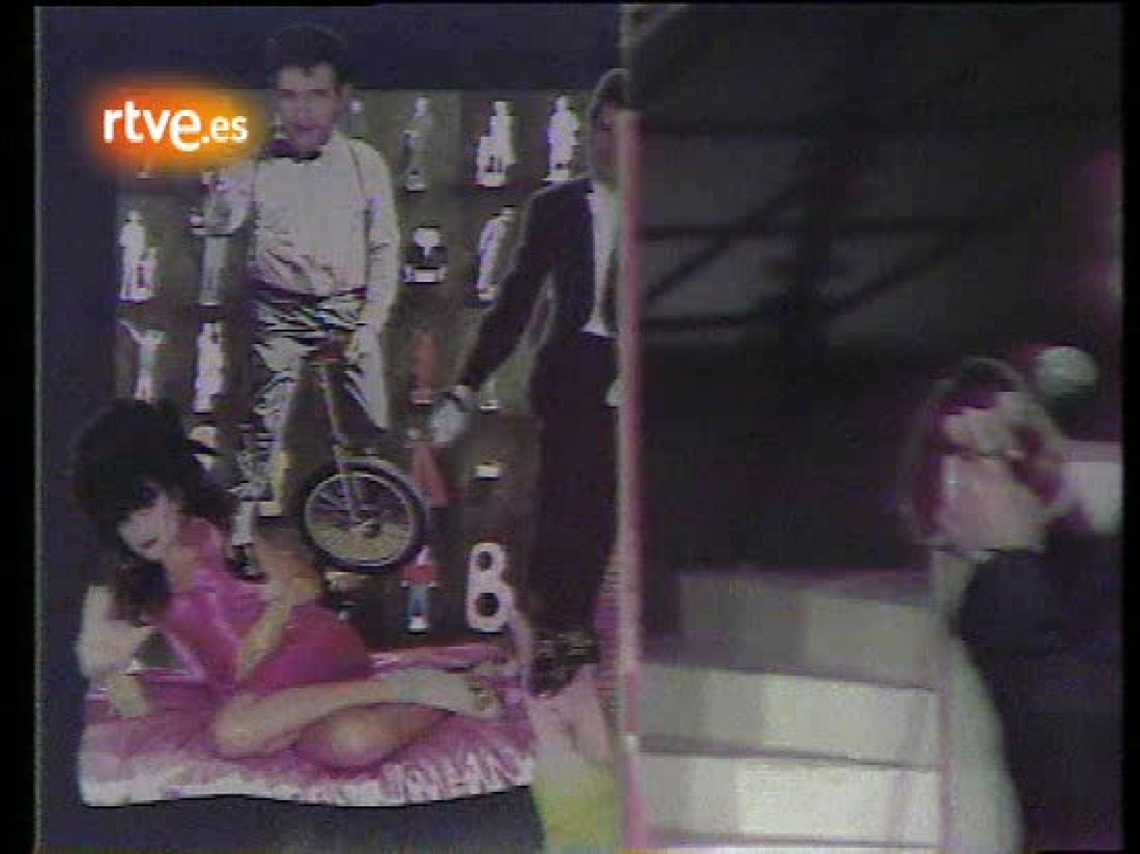 Aplauso - Alaska y los Pegamoides interpretan 'Bailando'