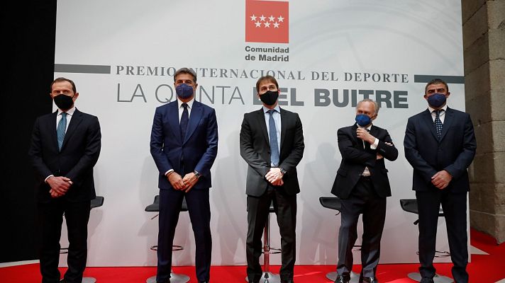 Telediario 1 - La Comunidad de Madrid premia a la 'Quinta del Buitre'
