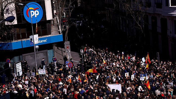 Telediario 2 - Espionaje, contratos irregulares y protestas en la calle: cronología de la crisis en el PP