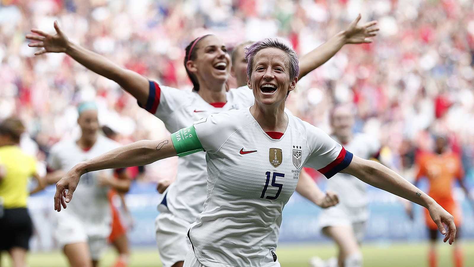 Las futbolistas de EE.UU. consiguen la igualdad salarial -- Ver ahora