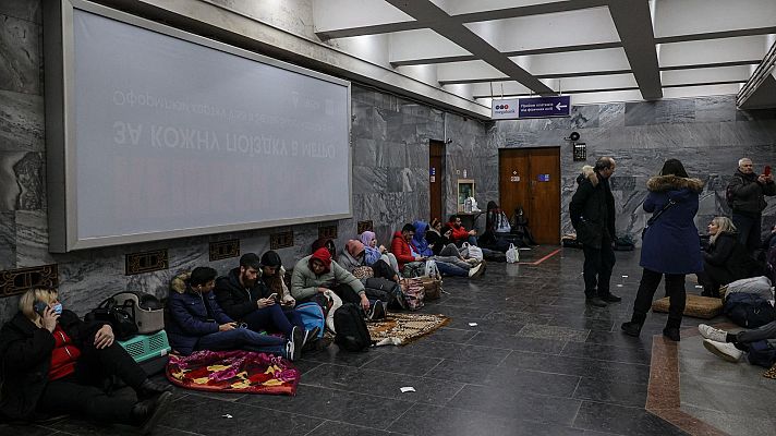 Telediario Internacional - Cientos de ciudadanos se refugian en el metro por miedo a los ataques rusos