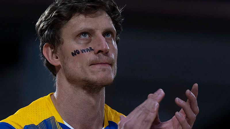 Emotivos prolegómenos del partido España-Ucrania: "No a la guerra" y homenaje a las víctimas