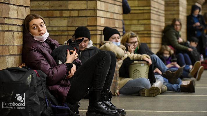 Telediario Matinal - Miles de personas se refugian de los bombardeos en el metro
