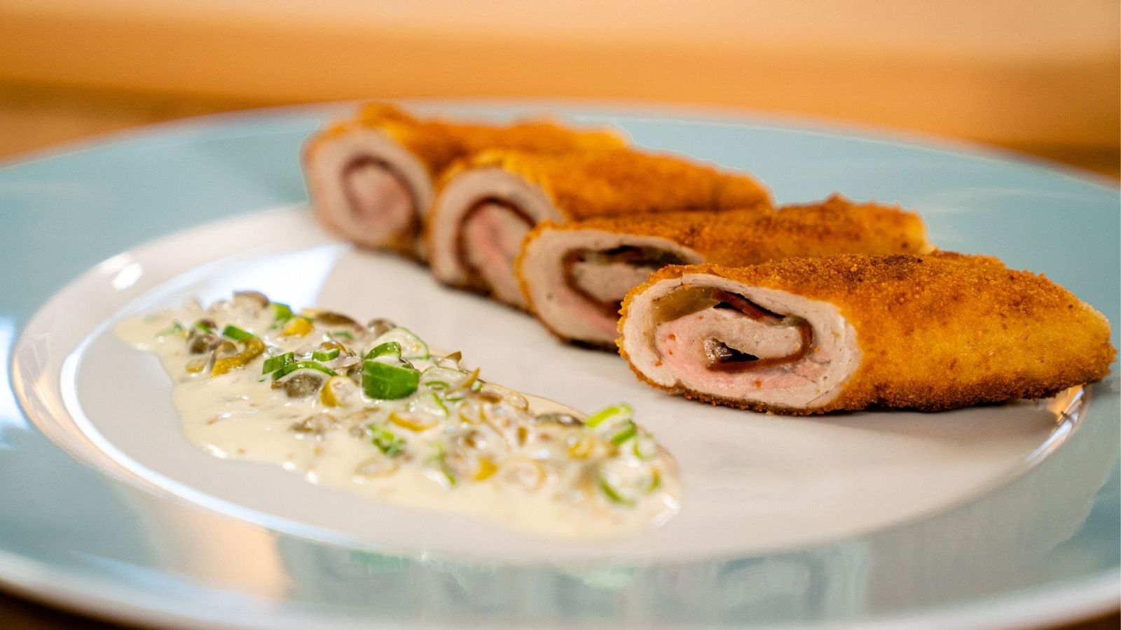 Receta de flamenquines con salsa de encurtidos