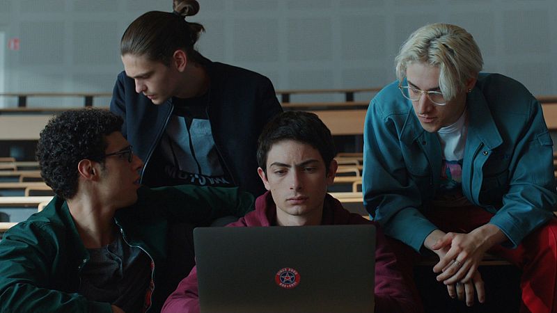 Stalk - Llega a RTVE Play 'Stalk', la serie francesa sobre espionaje en la red