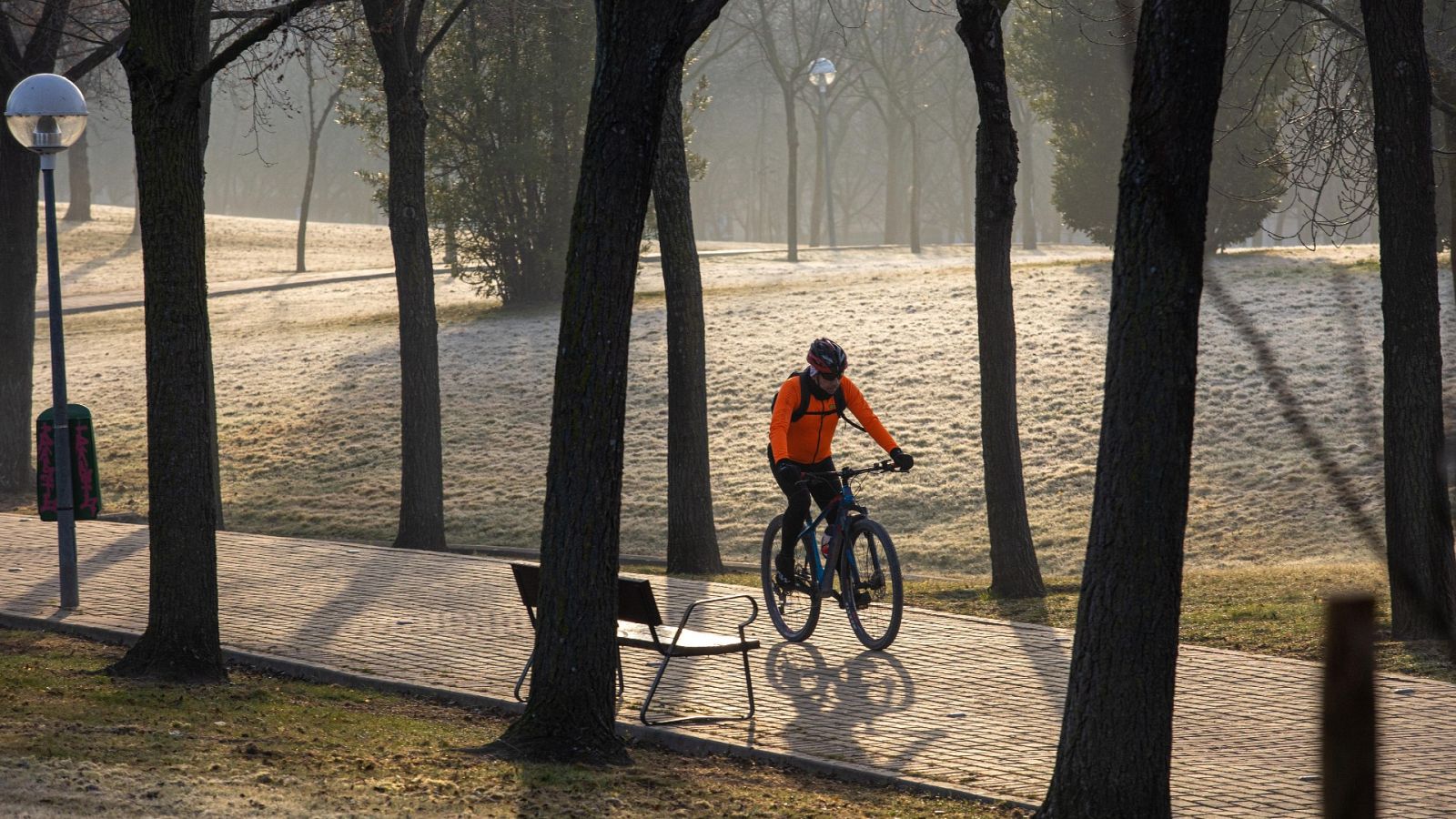 Bajada de las temperaturas mínimas y vientos fuertes en Estrecho y Canarias