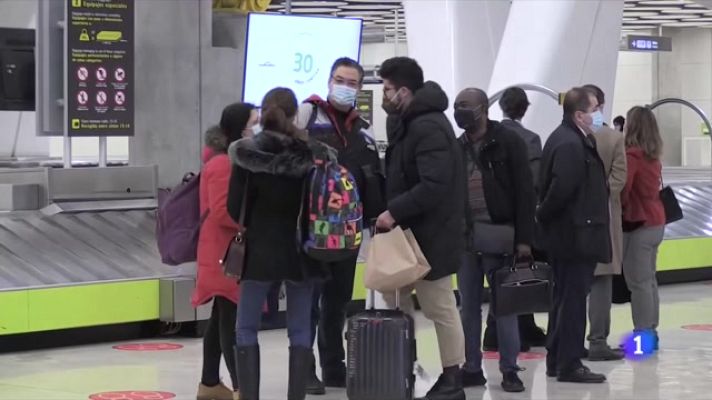 L'Informatiu - Un centenar d'espanyols aterren a Barajas després de fugir d'Ucraïna