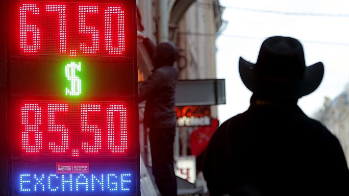 Telediario 1 - El rublo cae a mínimos históricos por las sanciones impuestas a Rusia desde Europa