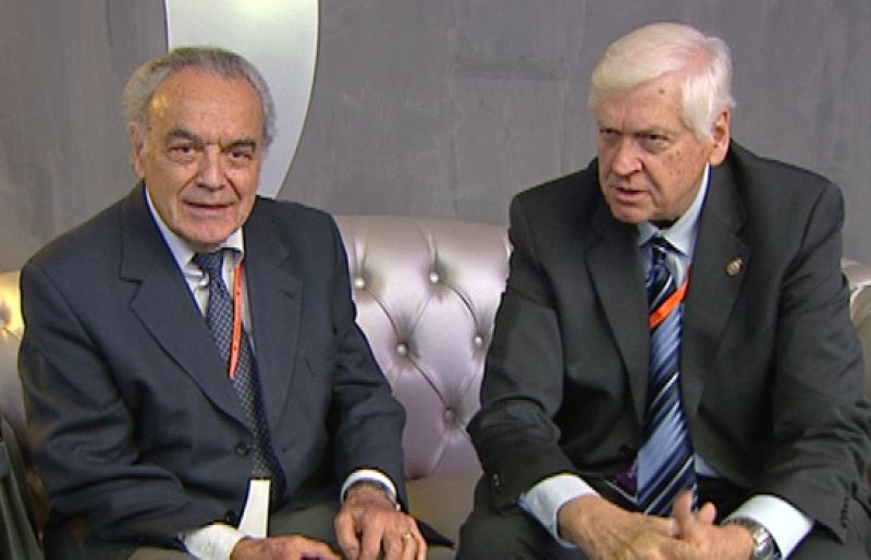 Cien jóvenes investigadores comparten opiniones con dos premios Nóbel.