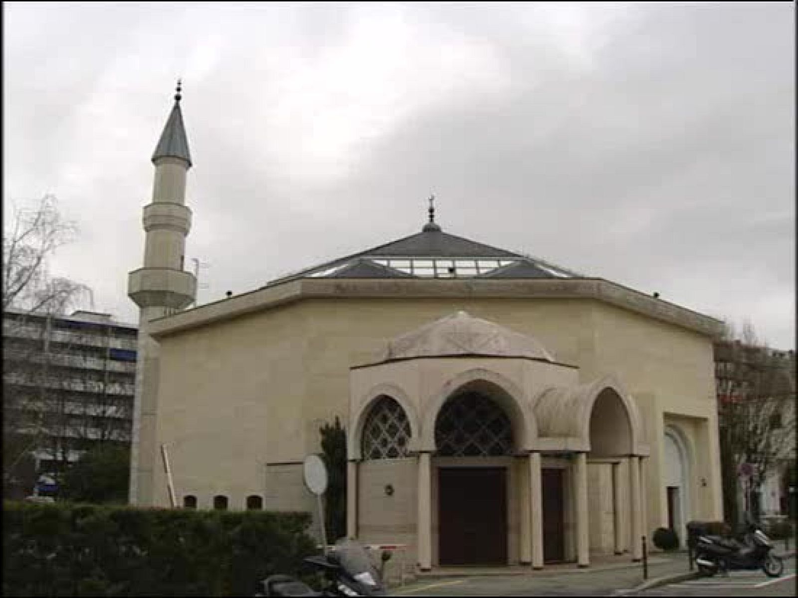Los suizos prohíben la construcción de nuevos minaretes para sus mezquitas | Ver