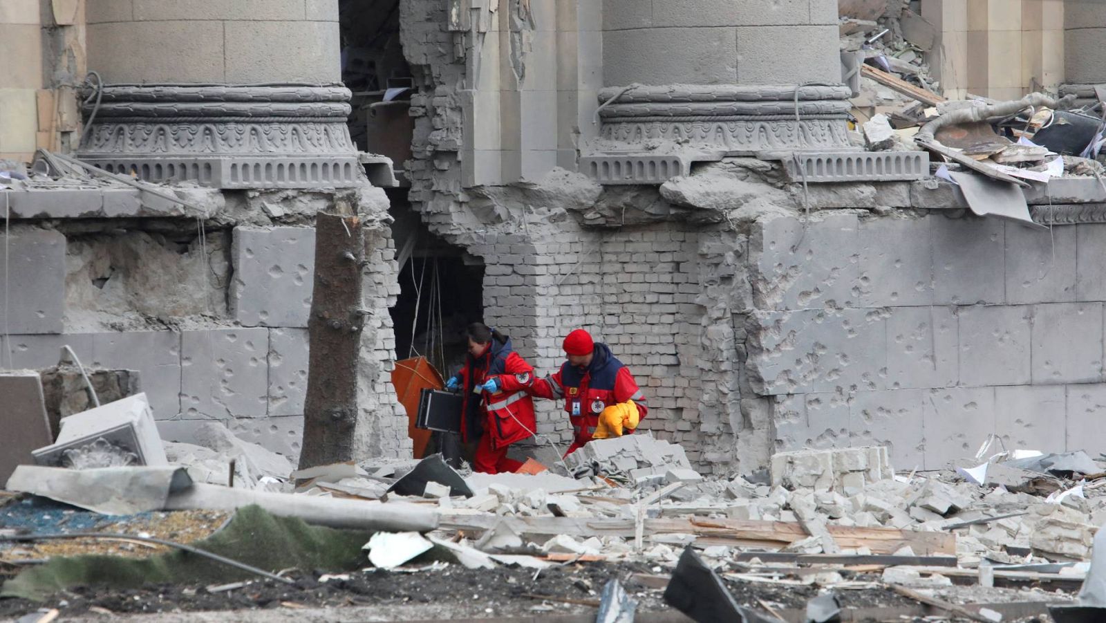 Los equipos de emergencias entran en el edificio del gobierno local atacado en Járkov