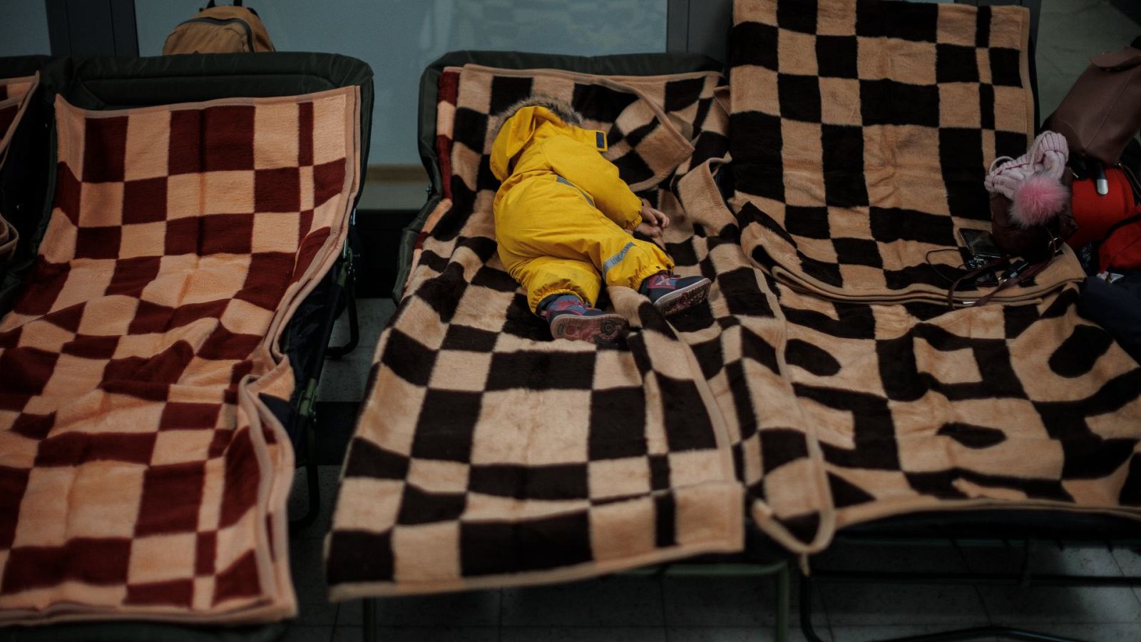 Frontera polaca: un centro comercial, un centro de acogida - Modo Digital | Ver