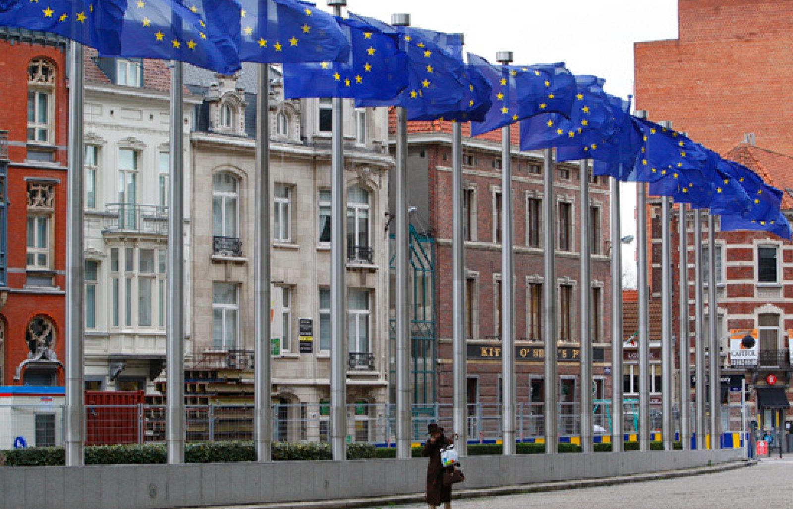 El Tratado de Lisboa entra en vigor este martes tras años de debate institucional. El belga Van Rompuy será el presidente permanente de la UE y la británica Ashton la alta representante de la UE.