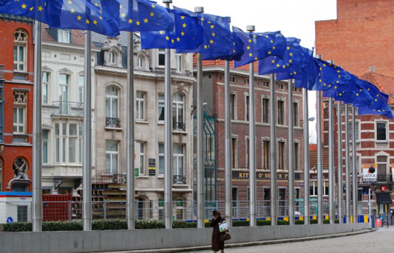 El Tratado de Lisboa entra en vigor este martes tras años de debate institucional. El belga Van Rompuy será el presidente permanente de la UE y la británica Ashton la alta representante de la UE.
