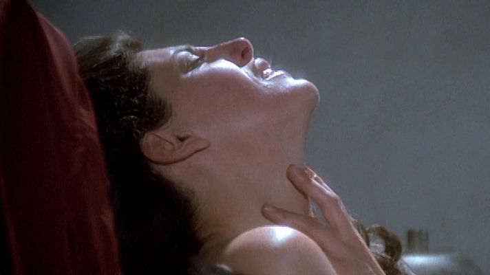 Los gozos y las sombras - Charo López en la escena más tórrida de 'Los gozos y las sombras'