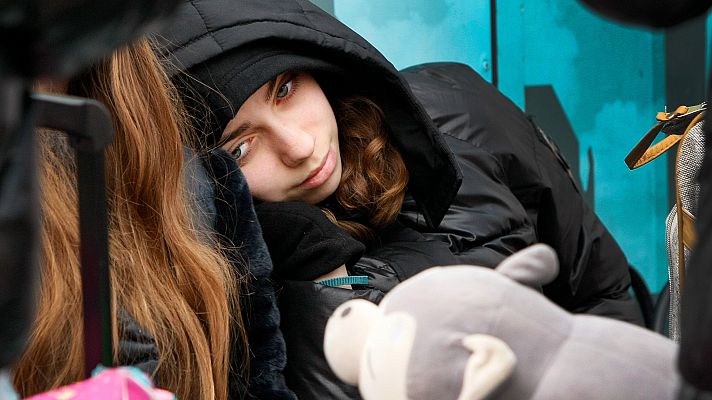 Telediario 1 - Miles de familias refugiadas huyen de Ucrania en busca de la paz