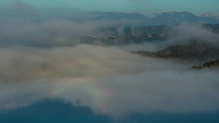 El tiempo - Nevadas en los sistemas montañosos peninsulares. Probabilidad de precipitaciones localmente fuertes en el oeste de Galicia al principio y persistentes en el área cantábrica