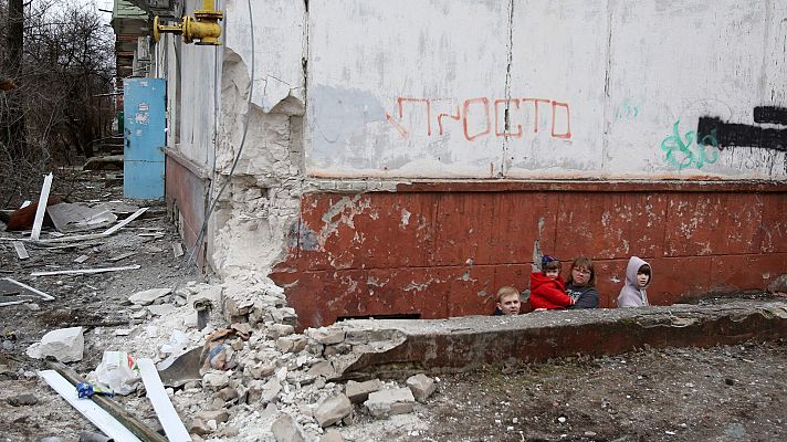 Telediario 2 - Cortes de luz, toques de queda y fuerte presencial policial: ¿cómo es vivir en guerra?