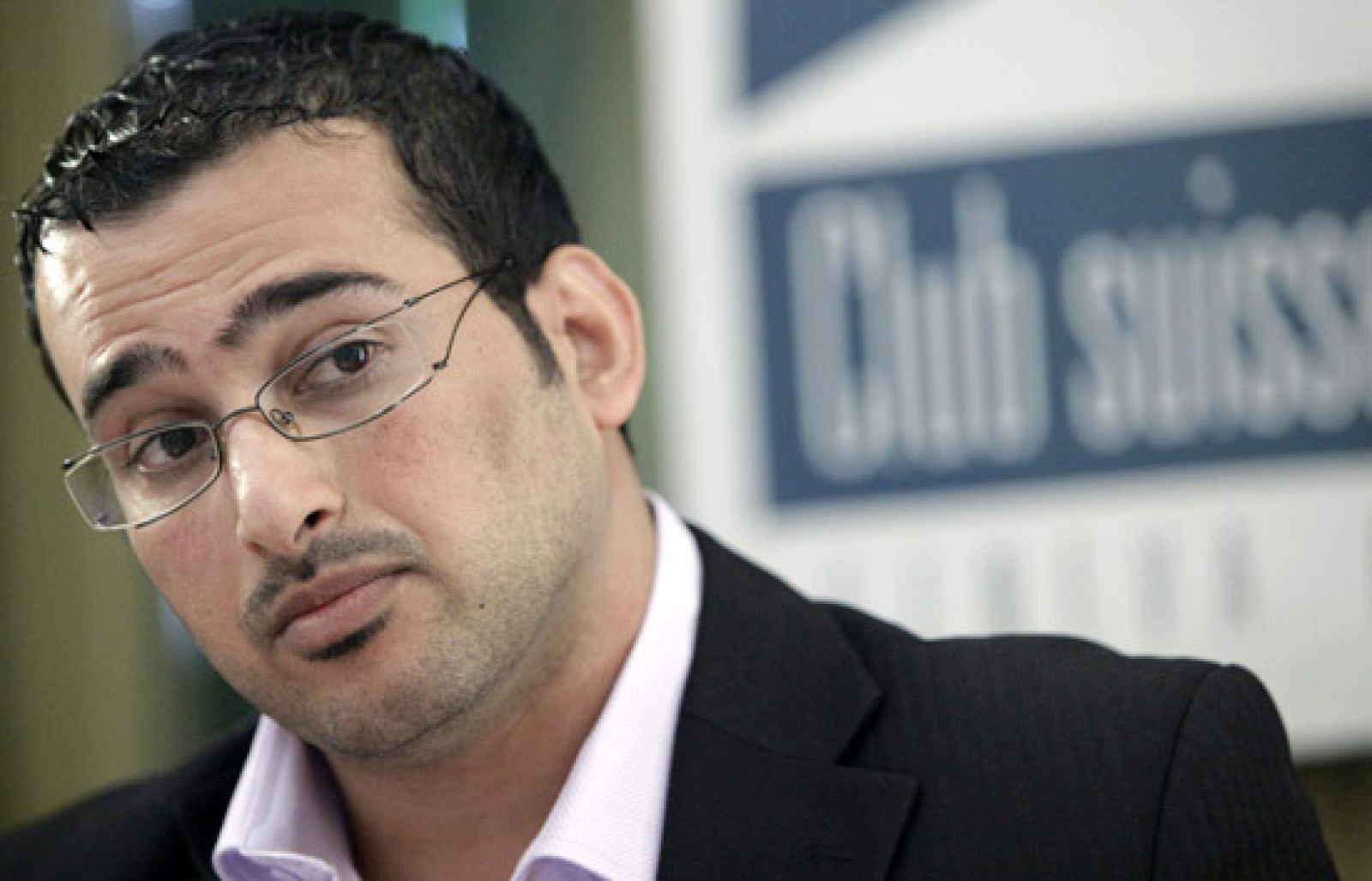 Atacan al periodista iraquí que lanzó un zapato a Bush con sus propias armas | Ver