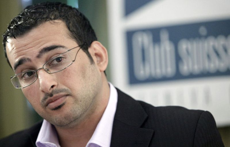 Atacan al periodista iraquí que lanzó un zapato a Bush con sus propias armas | Ver