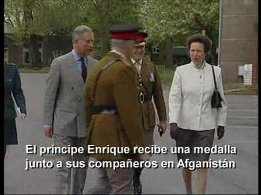  - Condecoran al príncipe Enrique