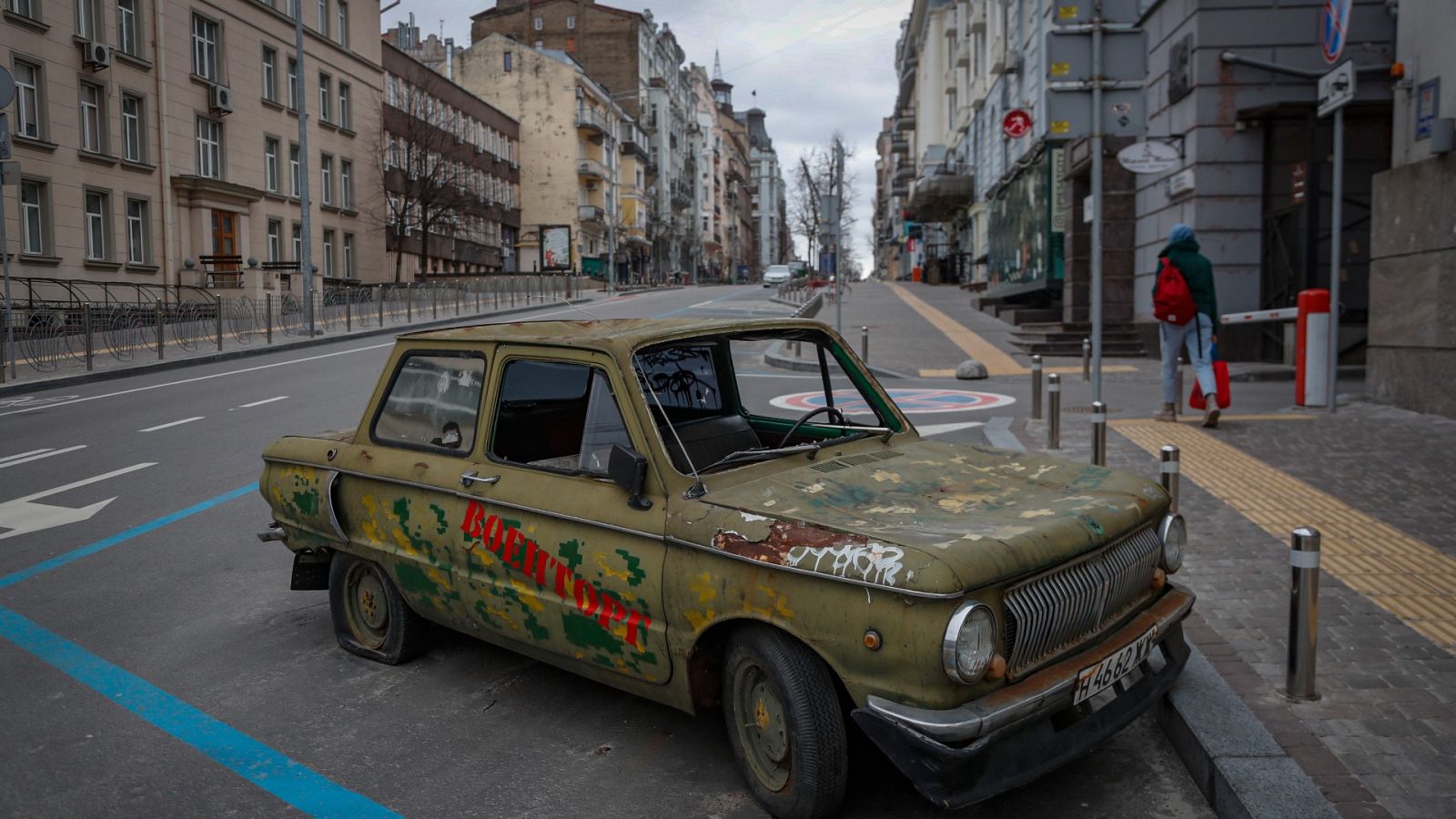 Los ucranianos se organizan en redes vecinales para sobrellevar los estragos de la guerra