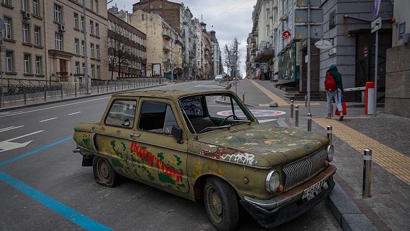 Los ucranianos se organizan en redes vecinales para sobrellevar los estragos de la guerra