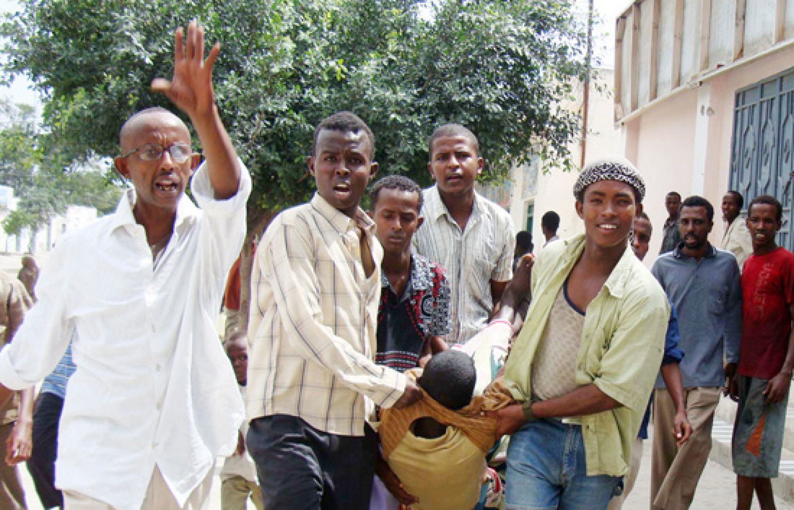 Al menos 18 personas, entre ellas tres ministros y un periodista de EFE, han muerto en un atentado suicida en Somalia. Las imágenes que se muestran pueden herir su sensibilidad.