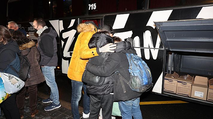 Telediario 1 - Emoción, lágrimas y muchos abrazos: así es la llegada a Valencia de los niños ucranianos que huyen de la guerra